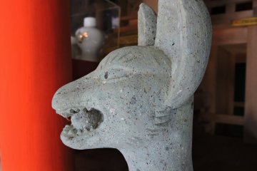 <p>Profile of the fox statue</p>