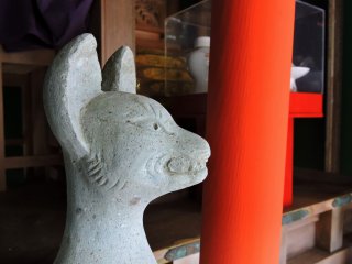 Еще одна статуя лисицы храма