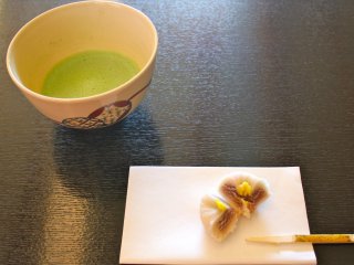 One should eat the confection in its entirety to accentuate the slight bitterness of the matcha tea