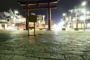 The entrance of&nbsp;Tsurugaoka Hachimangu Shrine on a drizzling day