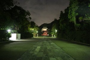 Walking towards the shrine -&nbsp;Quiet, relaxed, and even mysterious atmosphere