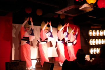 <p>高円寺的著名阿波舞者在台上載歌載舞。</p>