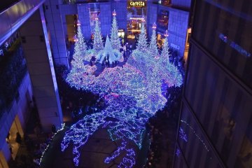 <p>Located within Shiodome&rsquo;s Caretta building, the &ldquo;Canyon d&rsquo;Azur&rdquo; is the star attraction amongst this impressive display</p>