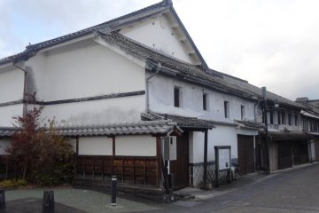 <p>An old rice storehouse along the Kikuchi River</p>