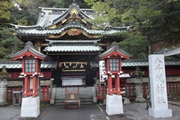 <p>This side shrine has some newer lanterns</p>