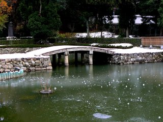 Lớp tuyết mỏng phủ trên cây cầu đá chưa từng được chạm vào