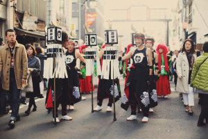 Bắt gặp màn biểu diễn nhảy truyền thống trong khu phố
