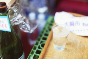 Rượu sake nhà ủ chỉ là một trong những thức uống ngon của địa phương bạn có thể thưởng thức dọc theo phố mua sắm Yanaka Ginza