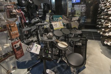 <p>B1F: These 3 DTX electronic drums sets on display are free for all customers to try out! I bought one from right here!</p>