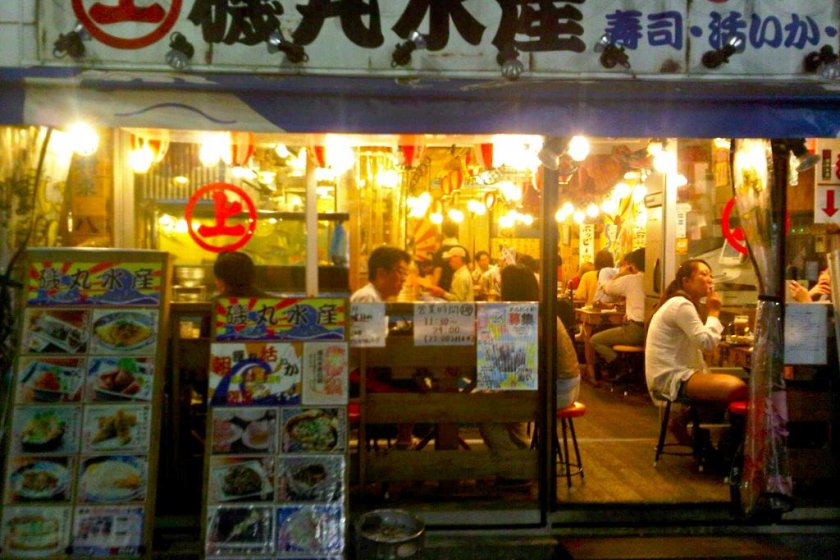 Izakaya specializing in seafood and sashimi dishes