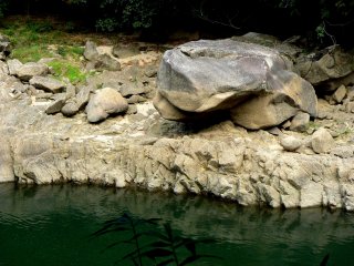 Bạn có thấy khối đá này giống một con ếch không?