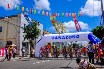 <p>매해 열리는 하나조노 언덕 오르기는 일본 전역의 사이클링 선수들을 끌어모으는 경기이다.</p>