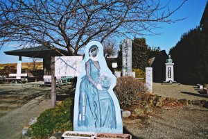 生誕の地史跡公園には、吟子の胸像、記念碑とともに、顔出しパネルもある。記念撮影にどうぞ。