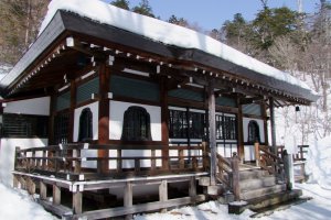 Snow-covered Onsen-ji