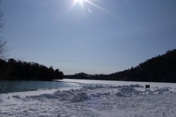 <p>The half-frozen Lake Yo-no-ko &nbsp;</p>