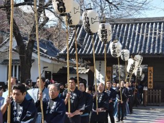 Procession religieuse &agrave; Asakusa