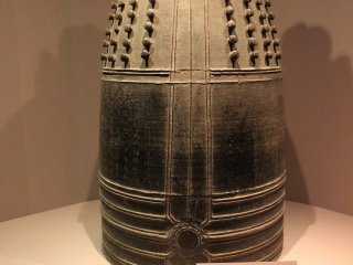 嘉暦（かりゃく）の梵鐘（ぼんしょう）。鎌倉時代（1327)の作。重要文化財。江戸時代に嘉永の梵鐘が鋳造されるまでの５００年間、大梵鐘としての役目を果たし続けた