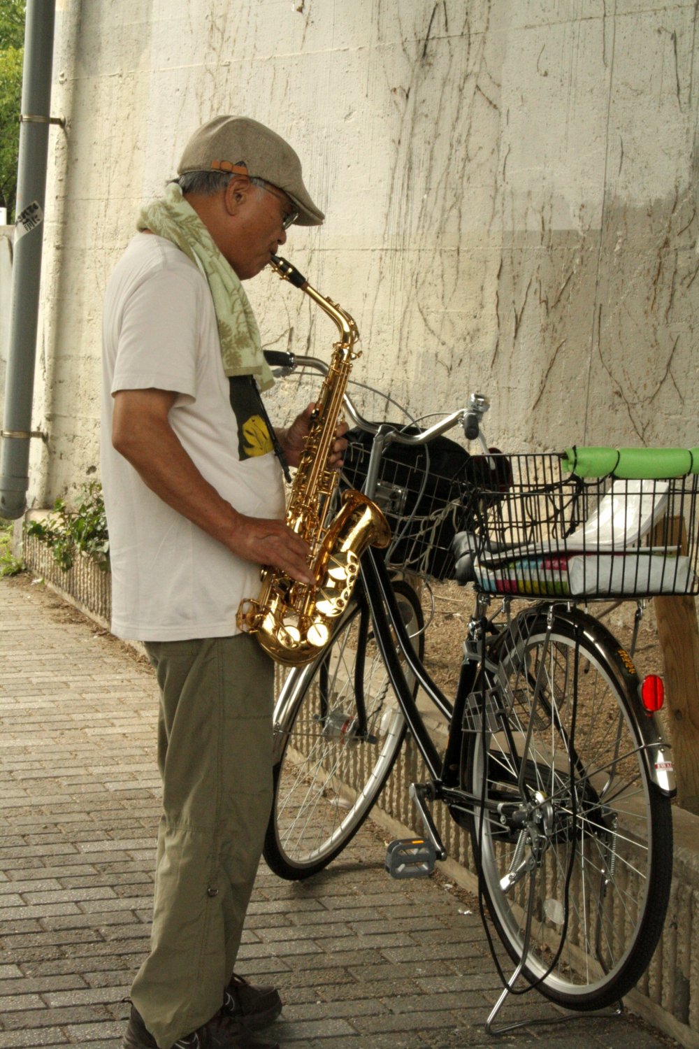 A busker&nbsp;performing on his saxophone near Toji Shrine