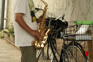 <p>A busker&nbsp;performing on his saxophone near Toji Shrine</p>