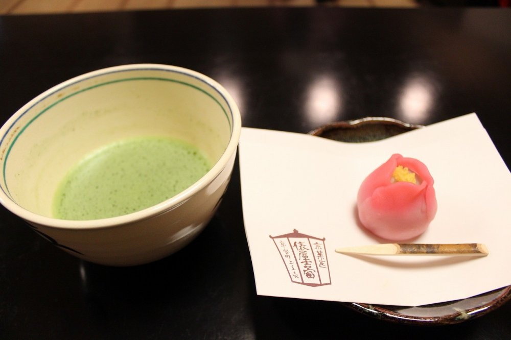 和菓子は「春東風（はるこち）」という椿をイメージした和菓子