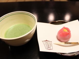 和菓子は「春東風（はるこち）」という椿をイメージした和菓子