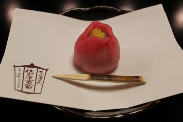 교토 "타와라야 요시토미"계절의 일본식 과자를 말차와 함께