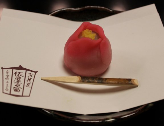 京都「俵屋吉富」　季節の和菓子を抹茶と共に