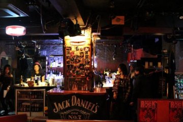 <p>The musician went behind the counter and started serving alcohol as a staff member</p>