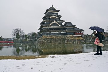 Mid-February snowfall at Matsumoto Castle