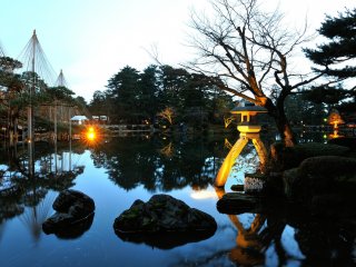 Đèn lồng Kotoji ở Ao Kasumigaike. Đây là nơi nổi tiếng nhất trong Vườn Kenrokuen.