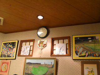 Hanshin Tigers-related goods are displayed on the wall...autographs, photos of the Hanshin Koshien Stadium, etc.