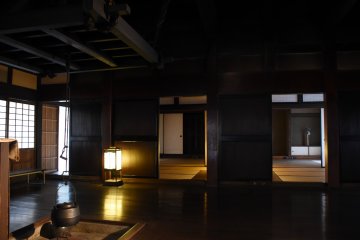 초가 지붕 가옥중 하나에 아리온 벽난로가 있는 넓은 일본식 객실
