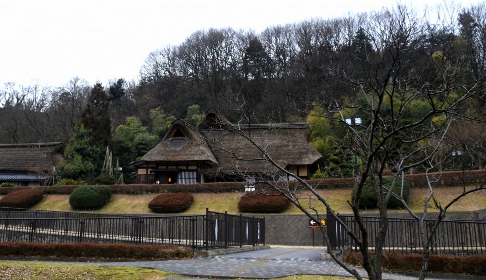 Những ngôi nhà mái tranh của Bảo tàng Dân gian Osagoe vào một ngày mưa đầu tháng Ba