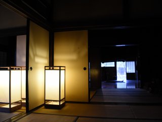 Những căn phòng được chiếu sáng yếu ớt của ngôi nhà mái tranh ở Làng Bảo tàng Dân gian Osagoe