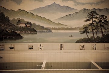 <p>Внутри бани можно увидеть впечатляющие картины на стенах, а также традиционные рекламные щиты из периода Мэйдзи.</p>