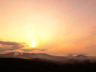 ビーナスラインの夕日ヶ丘展望台から！正面は車山高原か霧ケ峰だろうか？