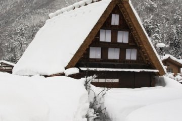 <p>&#39;갓쇼즈쿠리&#39;라고 알려진 전통 가옥 모양을 그대로 갖고 있는 시라카와고. 이 전통 가옥의 건축과 디자인은 겨울 내내 겪는 폭설에 잘 견딜 수 있게끔 설계되어 있다.</p>