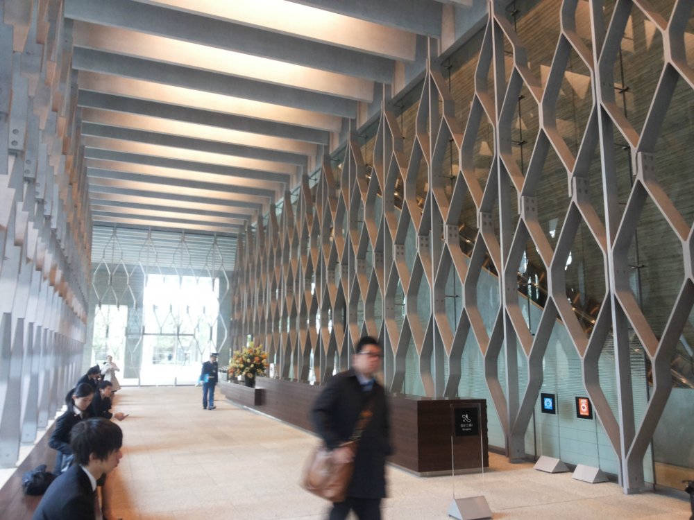 Lobby utama dengan design struktur baja