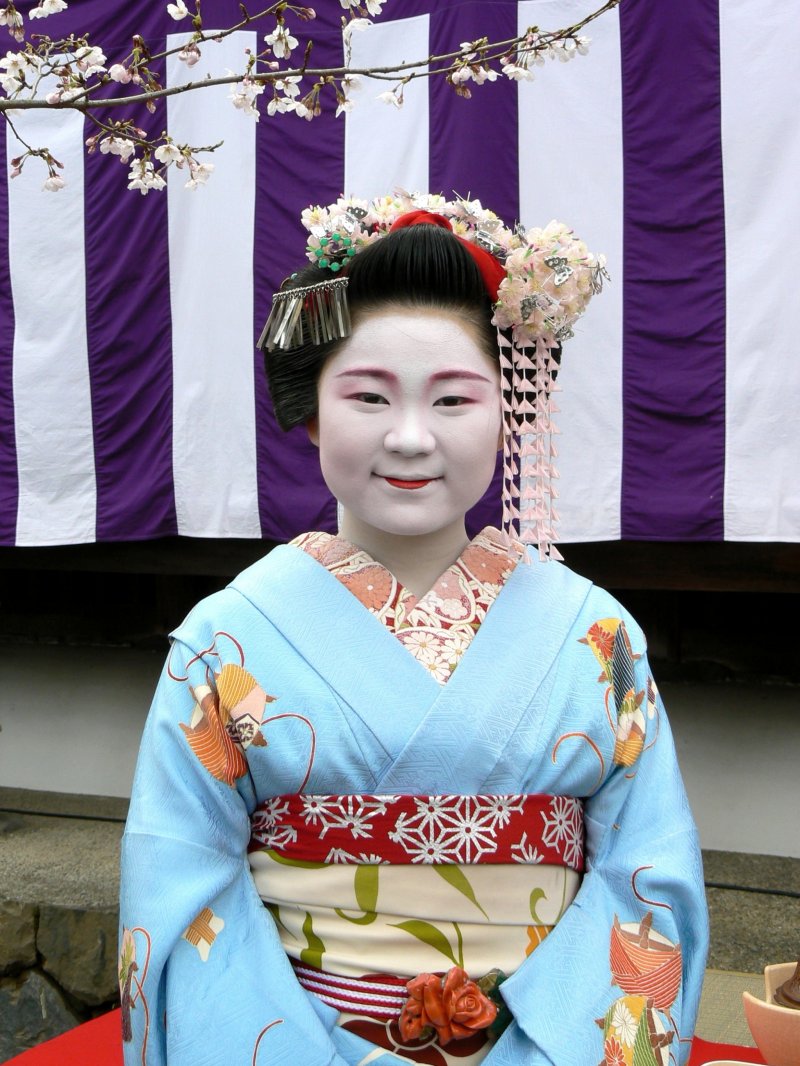 <p>This pretty young maiko is a real one! She was serving tea to visitors and posing for photos at Tenryuji Temple.</p>