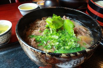 <p>Niku Udon; Hot udon with meat</p>
