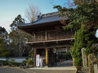 San-mon Gate (Niou-mon Gate) is the entrance of the temple