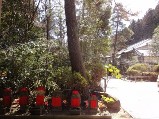 Some stone statues of jizo stand at the entrance of Zuihoji temple
