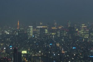มองเห็นโตเกียวทาวเวอร์ไกลๆในยามค่ำคืน