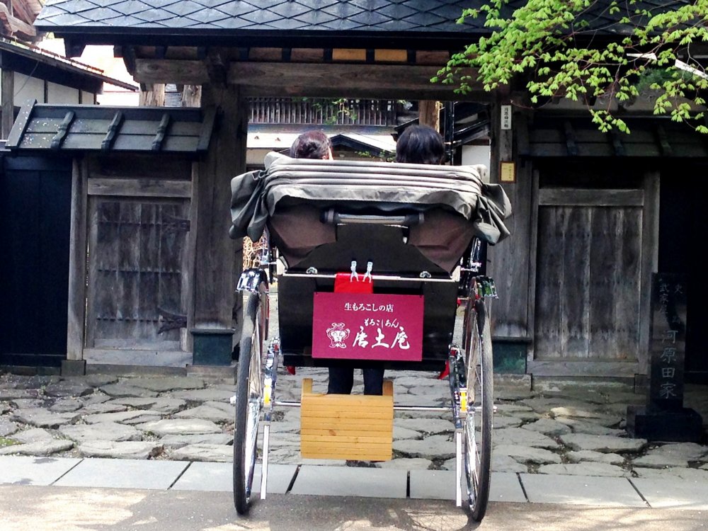 Đi xe kéo dạo quanh khu vườn samurai
