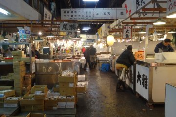 <p>บรยากาศของตลาดปลาส่วนใน หรือ Jonai Shijo</p>