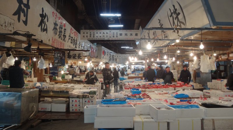 <p>บรยากาศของตลาดปลาส่วนใน หรือ Jonai Shijo</p>