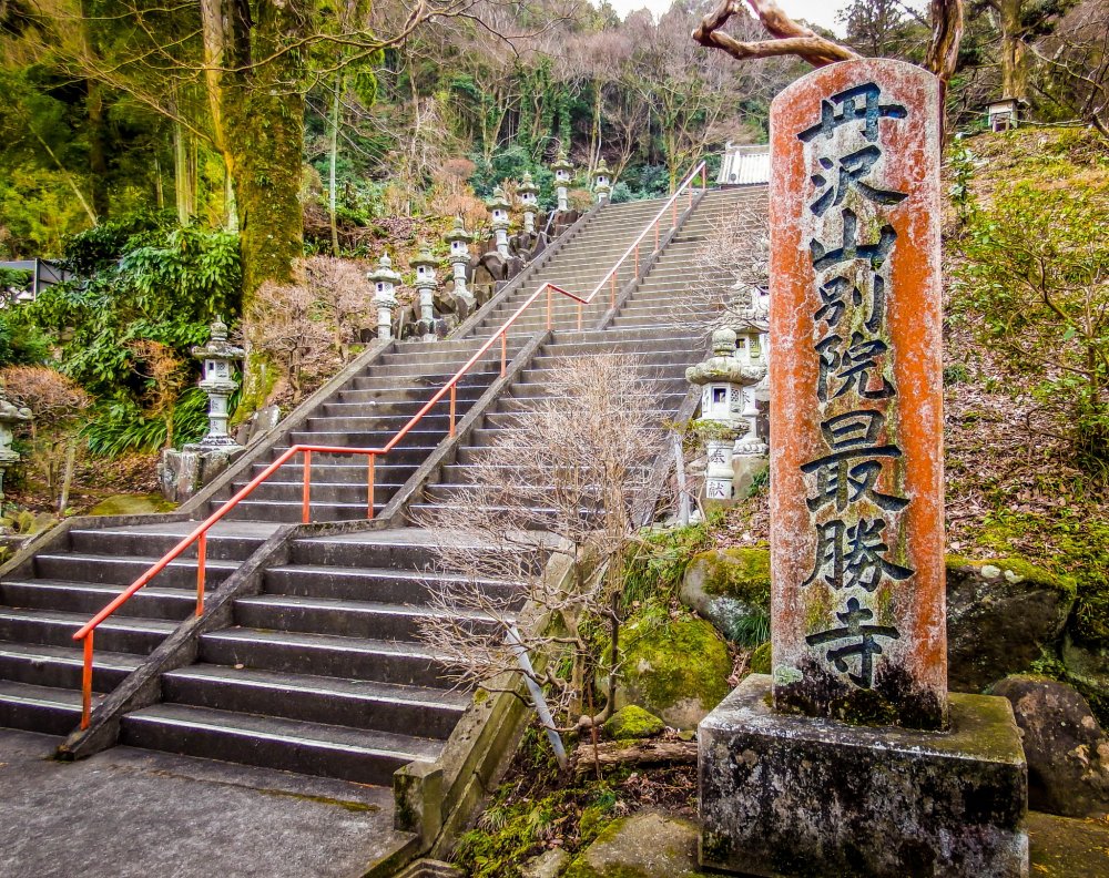 Từ lối đi dẫn đến thác Shasui, rất dễ dàng để thấy cầu thang đặc biệt của ngôi chùa này