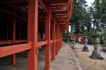 <p>The pillars of the main hall are painted vermilion&nbsp;red to represent the color of the sunrise.</p>