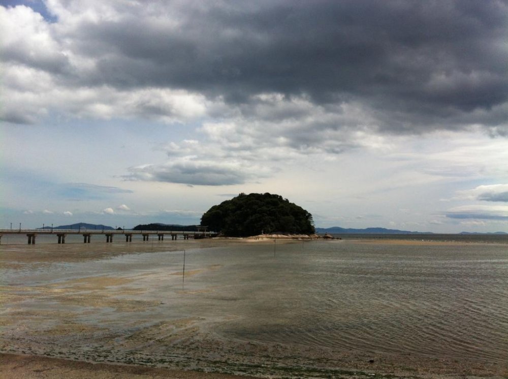 Takeshima off the coast of Aichi. Go clamming in the shallow water.
