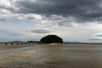 ทะเคะชิมะตั้งอยู่ไม่ไกลจากอิชิ เป็นสถานที่ที่น่ามาเดินลุยน้ำเล่นริมหาด